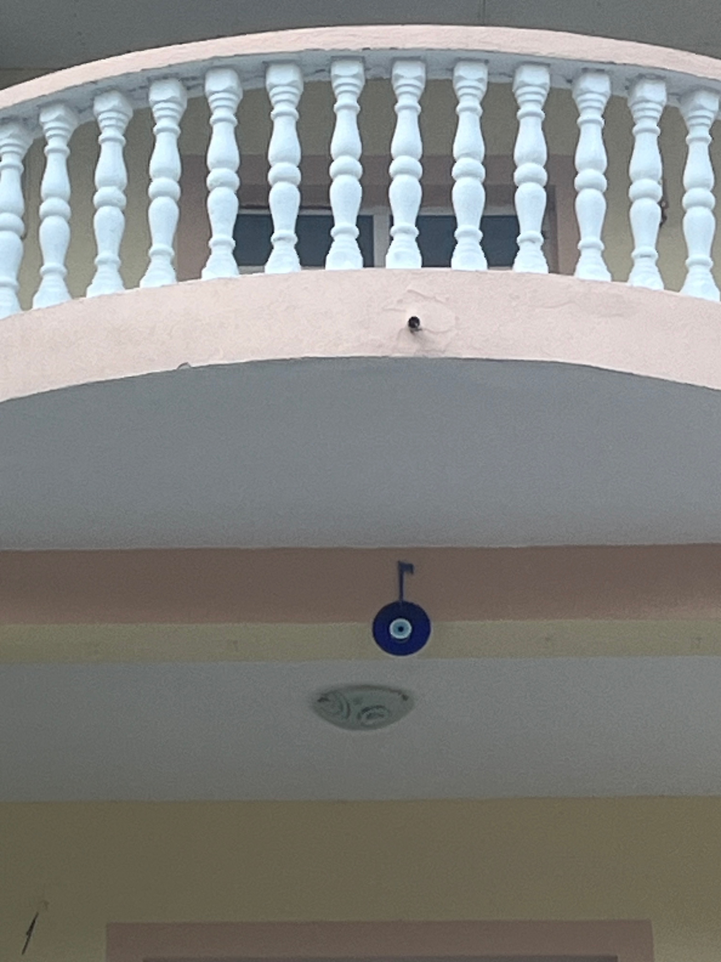 Nazar Boncuğu (ochi de deochi) la casa unui spoitor turc. Hârșova, județul Constanța, iulie 2023